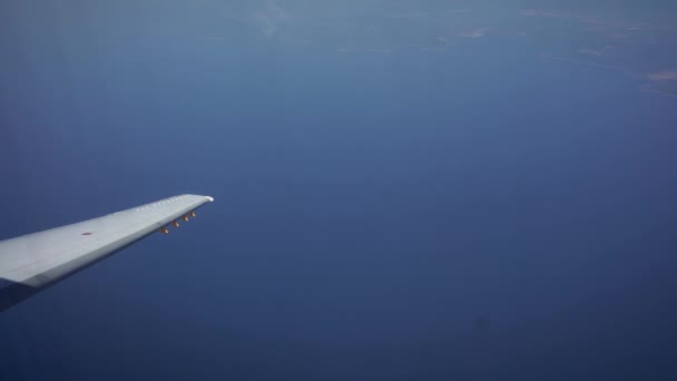 Cestování letadlem. Let nad Černou Horou. Pohled oknem letadla. 4k — Stock video