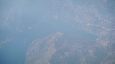 Hava yoluyla seyahat. Bir uçak penceresinden görünümü. Karadağ. Tivat.4k çözünürlük