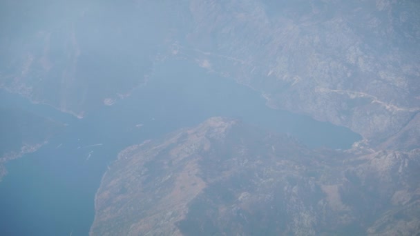 Cestování letadlem. Pohled oknem letadla. Černá Hora. Tivat.4k rozlišení — Stock video