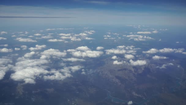 Flugreisen. Flug über Montenegro. Blick durch ein Flugzeugfenster. uhd — Stockvideo