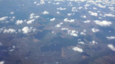Hava yoluyla seyahat ediyor. Uçak Penceresinden Görüntüle. Karadağ. Tivat. 4 Eylül 4k