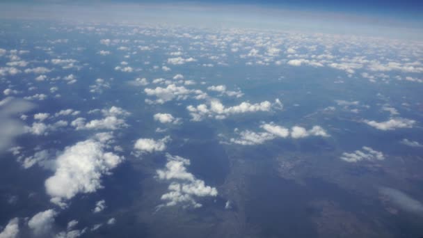 Podróżowanie drogą powietrzną. Widok przez okno samolotu. Czarnogóra. Tivat. Września — Wideo stockowe