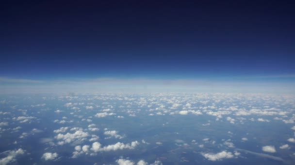 Cestování vzduchem. Zobrazit přes okno letadla. Černá hora. Tivat. Září 2016 — Stock video