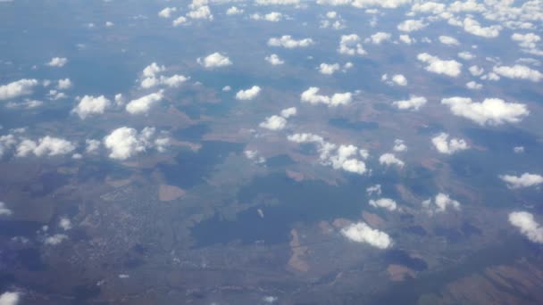 Viajando pelo ar. Vista através de uma janela de avião. Montenegro. Tivat. 4 de Setembro k — Vídeo de Stock