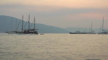 Boka körfezinde Yelkenli teknelerin Sunset Regatta, Karadağ, Adriyatik, 4k