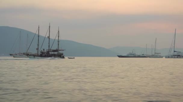 Sunset Regatta de bărci cu vele în golful Boka, Muntenegru, Adriatică, în 4k — Videoclip de stoc