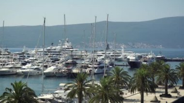 Porto Karadağ'da sabah. Boka körfezinde yelkenli tekneler, Karadağ, Adriyatik, 4k