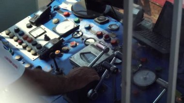 Deniz Kaptanı Gemiyi Yönetiyor. Eylül 2016'da Boka Körfezi, Karadağ, Adriyatik Denizi, Akdeniz'de yelkenli tekne gezisi