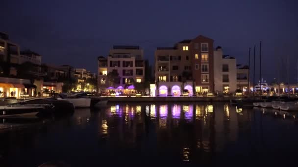 Ciudad nocturna de Tivat en Porto Montenegro. Hotel y veleros en la bahía de Boka, Montenegro, Adriático, septiembre 2016 — Vídeos de Stock