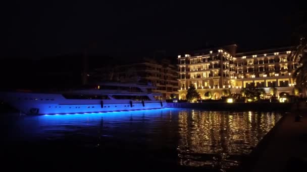 Ночной город Тиват в Порто Черногория. Гостиница и лодки в заливе Бока, Монтенегро, Адриатика, сентябрь 2016 года в 4k u. — стоковое видео