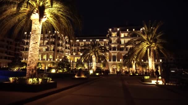 Ciudad nocturna de Tivat en Porto Montenegro. Hotel y veleros en la bahía de Boka, Montenegro, Adriático, septiembre 2016 en 4k — Vídeos de Stock