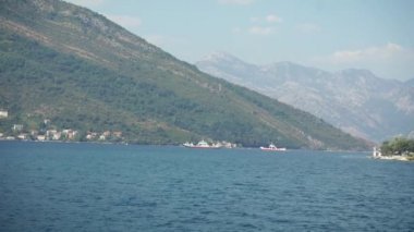 Tivat, Karadağ - Eylül 2016: Kamenari'den Tivat'a araba ve yolcu taşıyan feribotun Panning çekimi 3 Eylül 2016 tarihinde Tivat, Karadağ.
