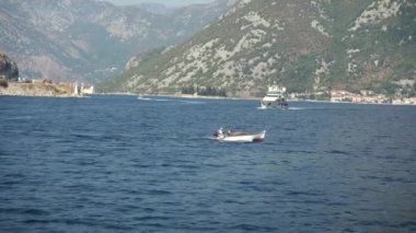 Eylül 2016'da Boka Körfezi, Karadağ, Adriyatik Denizi, Akdeniz'de yelkenli tekne gezisi