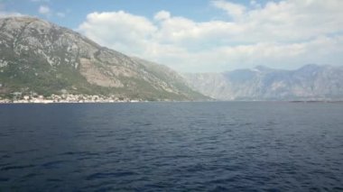 Eylül 2016'da Boka Körfezi, Karadağ, Adriyatik Denizi, Akdeniz'de yelkenli teknede 4k