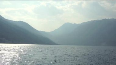 Eylül 2016'da Boka Körfezi, Karadağ, Adriyatik Denizi, Akdeniz'de yelkenli teknede Mountaine 4k