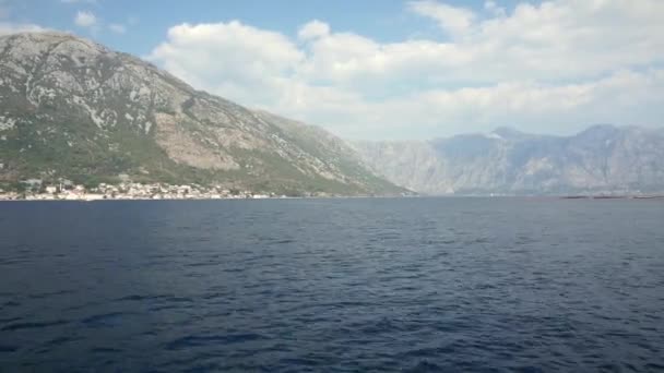 Trevel σε ιστιοπλοϊκό σκάφος στον κόλπο της Μπόκα, το Μαυροβούνιο, την Αδριατική θάλασσα, τη Μεσόγειο θάλασσα τον Σεπτέμβριο 2016 4K — Αρχείο Βίντεο