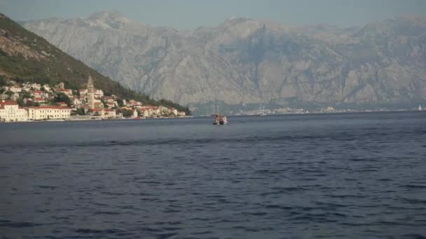 Ver El lapso de tiempo del paisaje de montaña con veleros en la bahía alrededor, Montenegro, Mar Adriático, Mar Mediterráneo en septiembre 2016 4k — Vídeo de stock