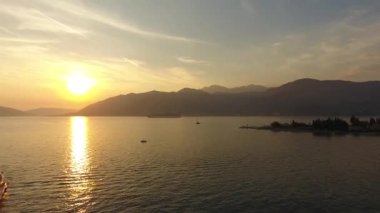 Yelkenli teknelerde Boka Körfezinde Karadağ, Adriyatik, 4k Akdeniz'de günbatımı hava görünümünde Regatta