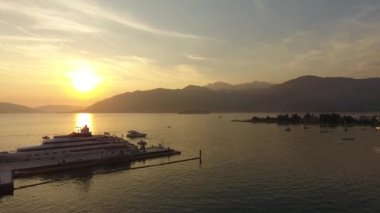 Hava görünümünde Regatta günbatımı yelkenli tekneler Boka Körfezinde Porto Karadağ, Adriyatik, Eylül 2016