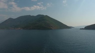 Havadan görünümü, Regatta yelkenli tekneler Boka Körfezinde Karadağ, Adriyatik, 1080p 50 fps Akdeniz'de