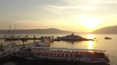 Hava görünümde Klasman günbatımı Boka defne, Porto Karadağ, Adriyatik, Eylül 2016 ağır çekim yelkenli teknelerin