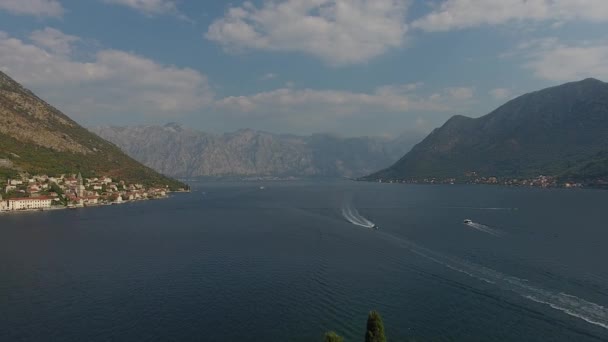 Havadan görünümü, Regatta yelkenli tekneler Boka Körfezinde Karadağ, Adriyatik, 4k Akdeniz'de — Stok video