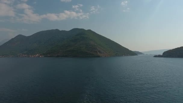 Flygfoto Regatta av segling båtar i Boka bay, Montenegro, Adriatiska, Medelhavsområdet i 1080p 50 fps — Stockvideo