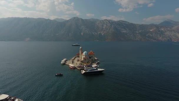 Letecký pohled na Regatta plující lodě v Boka bay, Černá Hora, Jaderské, Středozemní Fullhd pomalý pohyb — Stock video