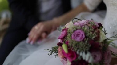 İki kişi gelin ve damat birbirlerinin ellerini tutun. Düğün arabası.