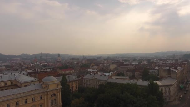 Gök olayları eski şehri Lviv, Ukrayna. Eski şehir merkezi parçası. Avrupa şehir. Şehrin yoğun nüfuslu alanlar. Belediye Binası. Lviv Merkezi 4k ultrahd — Stok video