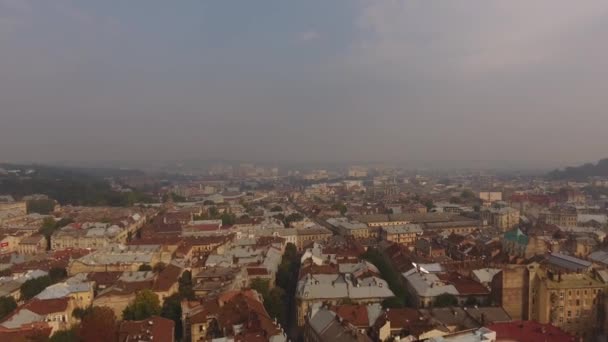 Aerial Old City Lviv, Ucrania. Parte central de la ciudad vieja. Ciudad Europea. Zonas densamente pobladas de la ciudad. Ayuntamiento. Lviv central 4k ultrahd — Vídeos de Stock