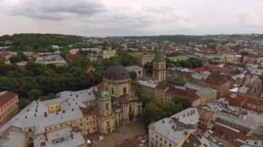Gök olayları eski şehri Lviv, Ukrayna. Eski şehir merkezi parçası. Avrupa şehir. Lviv sabah çatılar havadan görünümü, Ukrayna Dominik