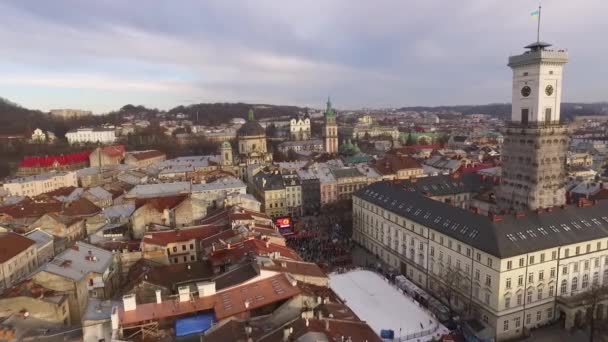 Antena starego miasta we Lwowie, Ukraina. Centralnej części starego miasta. Europejskie Miasto. Obszary gęsto zaludnione miasta. Ratusz. We Lwowie centrum — Wideo stockowe