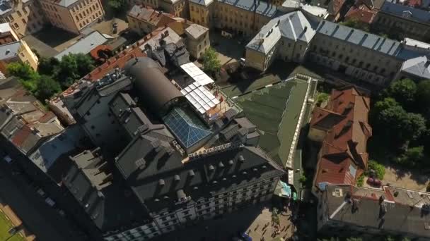 Aerial Old City Lviv, Ucraina. Parte centrale della città vecchia. Città europea. Zone densamente popolate della città. In municipio. Centrale di Leopoli — Video Stock