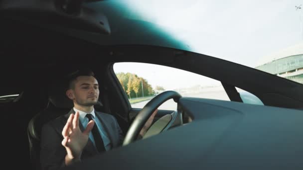 Το όχημα ξεκινά αυτόνομη αυτο-οδήγηση. Ο άνθρωπος οδηγεί με καινοτόμο αυτοματοποιημένο αυτοκίνητο χρησιμοποιώντας αυτο-parking autopilot για στάθμευση στο χώρο στάθμευσης. Σύστημα χωρίς χέρια. — Αρχείο Βίντεο