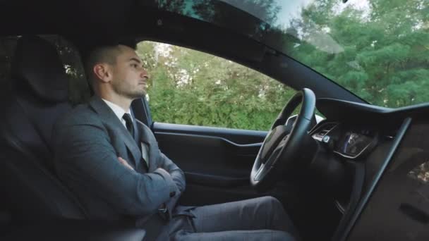 Experiencia de hombre de negocios seguro a montar un coche autónomo de conducción autónoma. Relajado hombre experiencia a montar un auto autónomo coche eléctrico y utilizar la función de piloto automático — Vídeo de stock