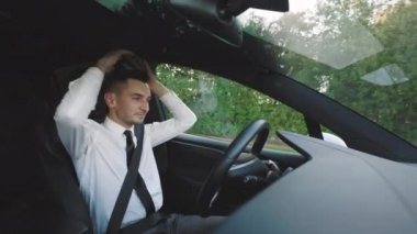 Kendi kendine giden otonom bir arabaya binmek. Fütüristik araba kullanan bir adam otomatik pilotu çalıştırır. Araç otomatik olarak kendi kendine sürmeye başlıyor.