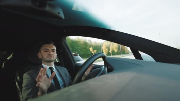 Muž jedoucí v inovativním automatizovaném autě s autopilotem pro parkování na parkovišti. Autopilot Autonomní Auta. Muž řidič parkování auto, které je řízeno automaticky — Stock video