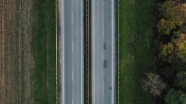 Karantina ve koronavirüs salgını sırasında yollar bomboş. Yazın kurak kırsal alanda çift taraflı asfalt yol..