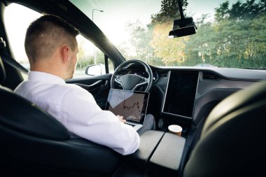 Borsa, çevrimiçi ticaret, borsada dizüstü bilgisayarla çalışan tüccar. Döviz piyasası verilerine göz atın. Eski sevgilim. Şifreli para birimi. Bitcoin kripto para birimi