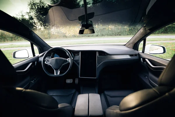 Elektrische auto interieur details van de deurkruk met ramen controles en aanpassingen. Binnenauto interieur met voorstoelen, bestuurder en passagier, textiel, ramen, deurpanelen, console — Stockfoto