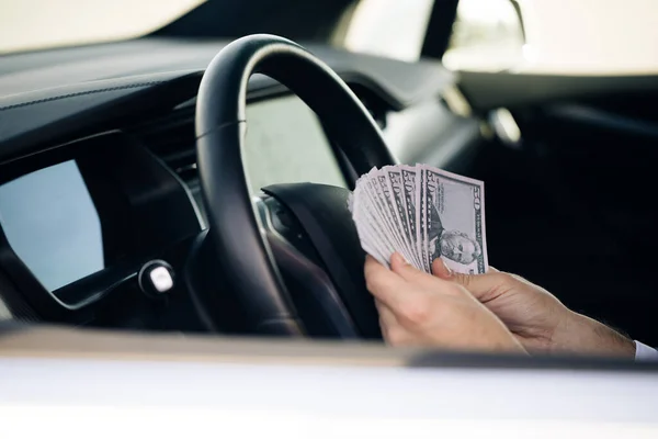 Empresário Contando Dinheiro Usd Bills Payday Inside Car. Homem sentado com dinheiro em dinheiro no veículo — Fotografia de Stock