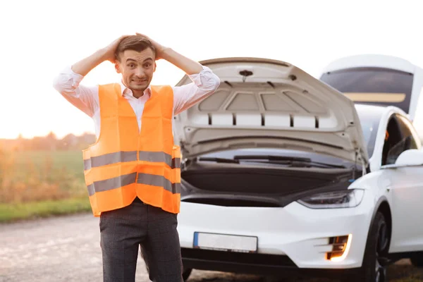 O carro eléctrico avariou. Luz da cintilação do carro ou luz de emergência. O carro eléctrico teve um acidente. Serviço de carro — Fotografia de Stock