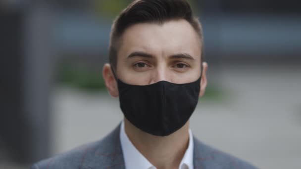 유럽 남자. 고열 -19 마스크 착용. 인간의 가면은 2019-ncov 를 위한 것이다. 대한민국의 보물 제19 호로 지정되어 있다. 유럽에서는 코로나 바이러스가 2019 년 ncov 에 감염되었다. 유행성 코로나 바이러스. 유행성 독감 코로나 바이러스 — 비디오
