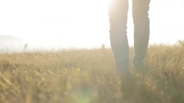 Adam dağlardan tepeye doğru yürür. Arka planda Stone Road boyunca ilerleyen bir turist. Güzel bir manzara. Aktif Seyahat İnsanları. Yürüme ve Ulaşım Hedefleri