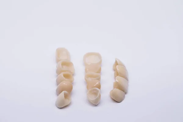 Ceramiczny cyrkon w wersji końcowej. Ceramiczne korony dentystyczne bez metalu. Zębowa korona cyrkonowa Izolacja na dowcipnym tle. Estetyczne przywrócenie utraty zębów. — Zdjęcie stockowe