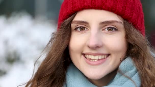 멋지게 겨울 옷을 입고 카메라 앞에서 웃고 있는 매력적 인 젊은 도시 여성의 옥외 사진. 패션을 즐기는 아름다운 아가씨. 느린 동작 4k. — 비디오