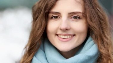 Kameraya bakan doğal makyajlı güzel bir kadın yüzü. Dışarıdaki genç beyaz, güzel, kıvırcık saçlı kız portresi. Etnik köken. - İnsanlar. Güzellik. Mutlu Genç Kadın Hayattan Hoşlanıyor.