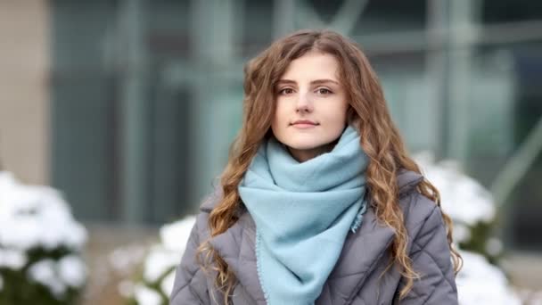 Atrakcyjne poważne Twarz młoda kobieta patrząc na aparat piękne kręcone włosy stoją na ulicy miasta styl życia zima dziewczyna miasto na zewnątrz. — Wideo stockowe