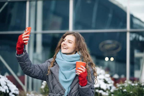 Portret van een gelukkig meisje die selfie neemt met camera op straat. Moderne technologie, levensstijl en vrolijke mensen concept — Stockfoto